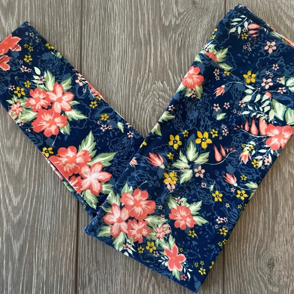 LulaRoe leggings OS - LuLa is known for their butter soft leggings! - Picture 1 of 3